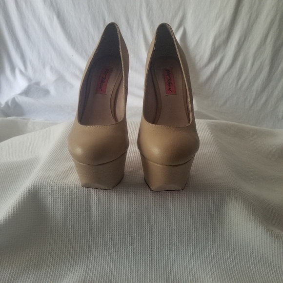 Rare/Leather Betsy Johnson Gillian Platform Pump - Picture 4 of 6